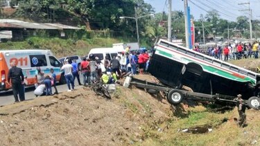 Colisión y vuelco deja un muerto y 20 heridos en el sector de Cativá