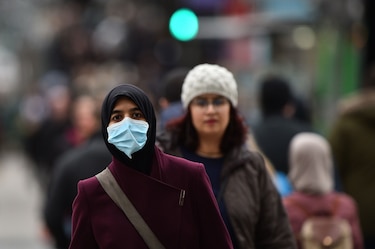 Más fronteras cerradas y medidas excepcionales para intentar contener la epidemia