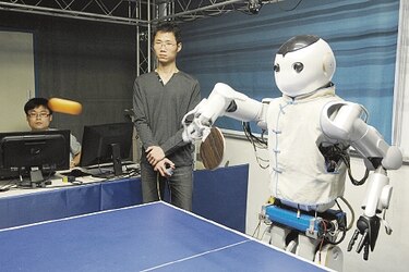 En un restaurante futurista chino robots sirven platos cocinados por androides