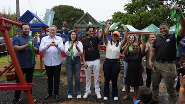 Banesco Panamá inaugura en Colón su cuarto Parque de Amor, construido 100% con plástico reciclado
