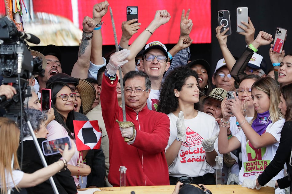 Petro pide más movilizaciones para apoyar la consulta popular que entregó al Senado