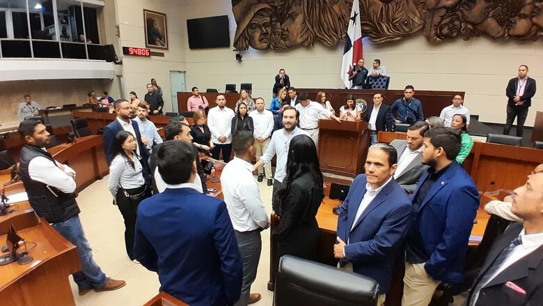 20 diputados independientes y sus suplentes se comprometen a renunciar a exoneraciones, dietas y telefonía celular