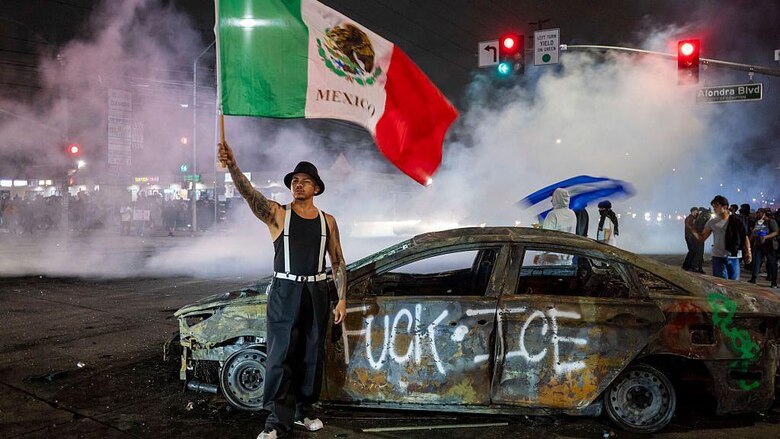 ¿Por qué genera polémica la bandera de México en las protestas contra las redadas en Los Ángeles?