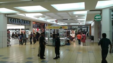 Compradores acuden a centros comerciales por Black Friday