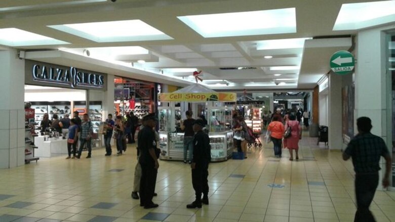 Compradores acuden a centros comerciales por Black Friday