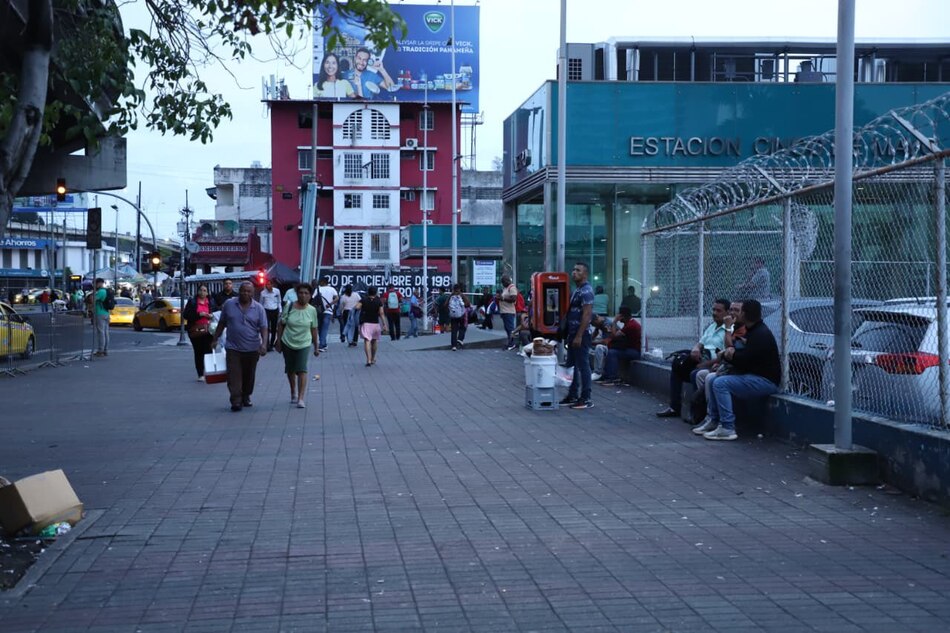 Desalojo de buhoneros permite la recuperación de áreas externas en estaciones del Metro