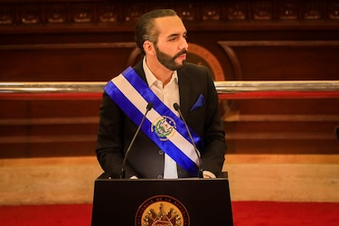 Presidente salvadoreño ordenó multar a empresas por bloquear su discurso