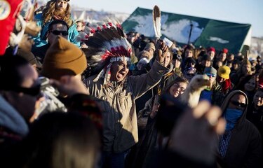 Policía y autoridades indígenas chocan por construcción de oleoducto en Dakota del Norte