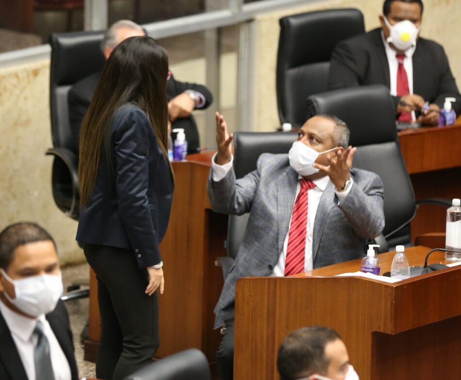 Raúl Pineda le pregunta al procurador qué debe hacer con la renuncia de Zulay Rodríguez