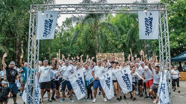 Colaboradores de Adidas crean conciencia sobre la contaminación