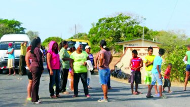 Bloquean carretera por paso de camiones a toda velocidad