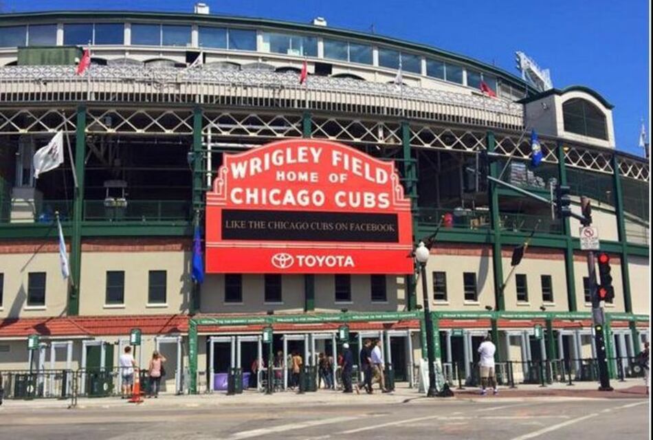 Aficionado muere tras caer en estadio de béisbol