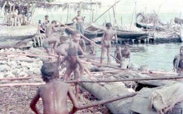 Despidiéndome de la gente y la escuelita de El Islote, 1970