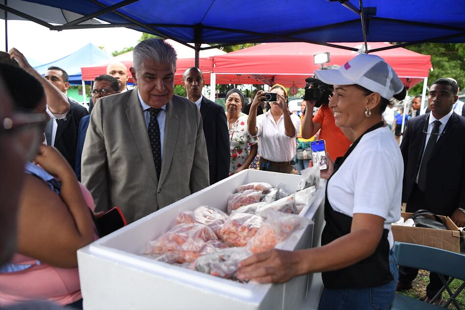 Presidente Mulino recorre nueva tienda del IMA en San Miguelito y evita hablar de renuncia del vicecanciller