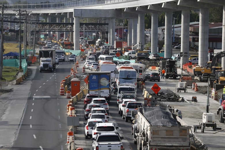 Una vía, mil quejas: la Transístmica de Milla 8 a El Palmar es un martirio diario