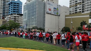 Realizan caminata para recordar a las víctimas del sida