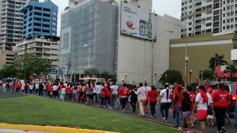 Realizan caminata para recordar a las víctimas del sida