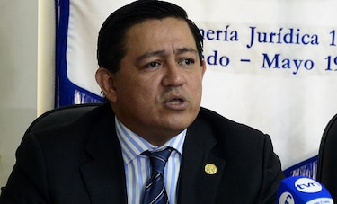 Denuncian al presidente del Colegio de Abogados por decir que es 'doctor'