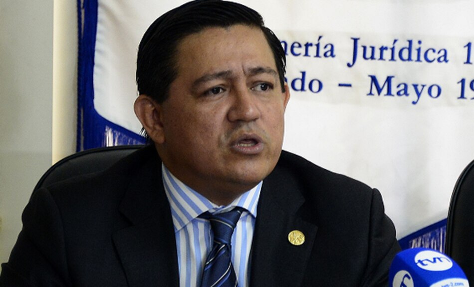 Denuncian al presidente del Colegio de Abogados por decir que es 'doctor'