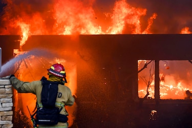 Los Ángeles declara el estado de emergencia por incendios sin control con 30,000 evacuados