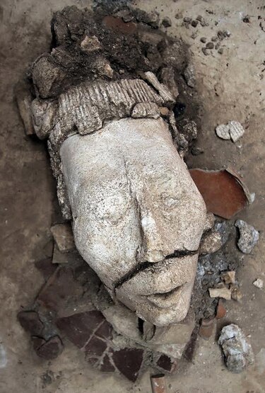 Hallan en México cabeza estucada del joven dios del maíz