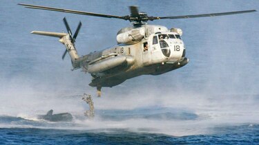 Guardia Costera de EU busca dos helicópteros militares que chocaron en el mar en Hawái