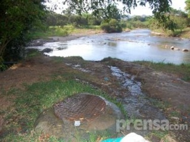 Derrame de aguas servidas caen al río Zaratí