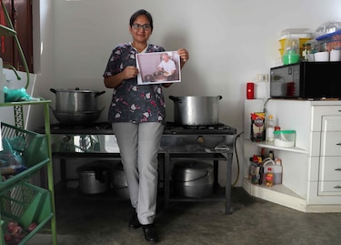 La simbólica historia detrás de la foto viral de León XIV sirviendo comida peruana