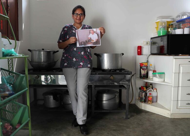 La simbólica historia detrás de la foto viral de León XIV sirviendo comida peruana
