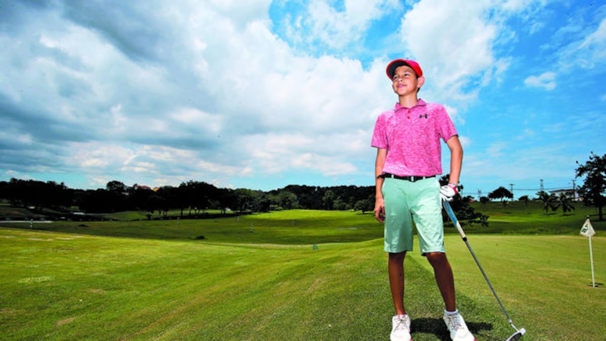 Listo para comenzar su recorrido, Everardo hace un alto en la cancha del Club de Golf de Panamá.LA