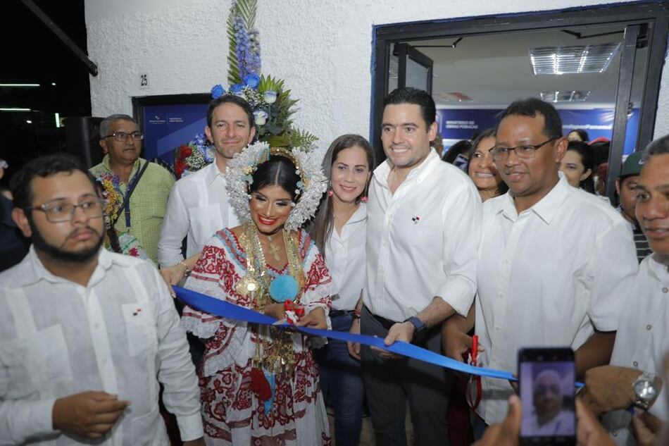 Maratón de cortes de cinta; la carrera del vicepresidente