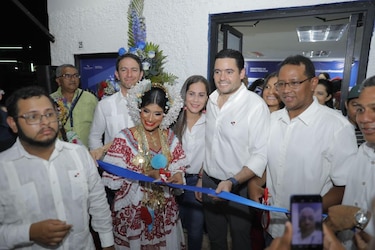 Maratón de cortes de cinta; la carrera del vicepresidente