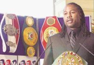 Lennox Lewis colgó los guantes
