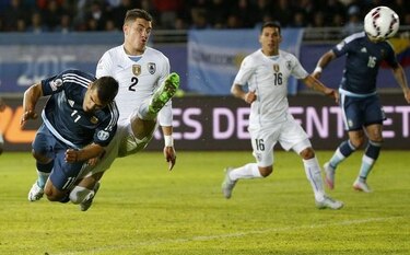Argentina vence 1-0 a Uruguay y respira