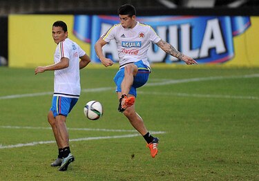 En apuros, Argentina busca aire ante Colombia