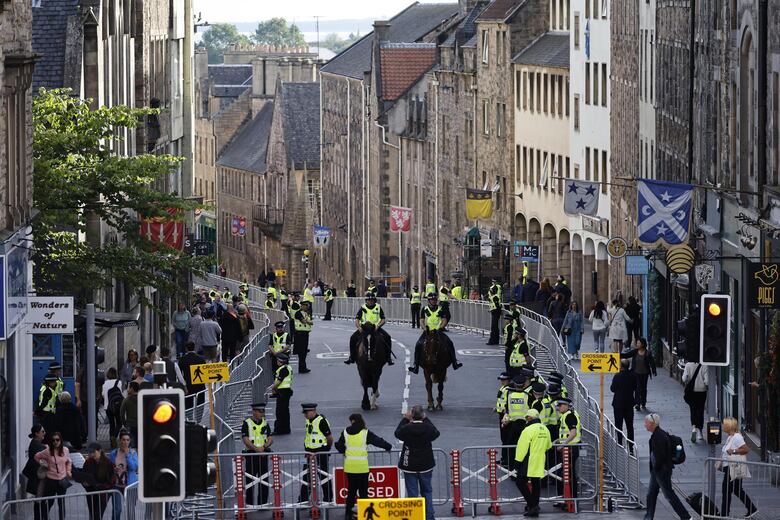 Los escoceses despiden con emoción y serenidad a Isabel en su cortejo fúnebre