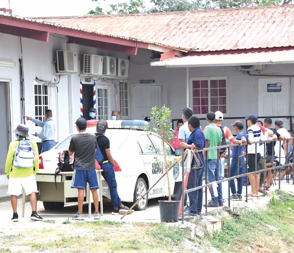 Pese al avance del virus, la gente sigue en las calles