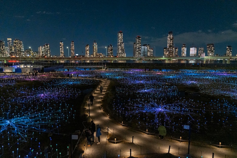La Freedom Plaza de Nueva York se enciende con una instalación luminosa de Bruce Munro