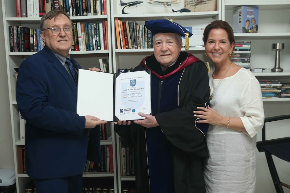 El escritor panameño David Richardson recibe doctorado por su aporte a la historiografía de la Segunda Guerra Mundial