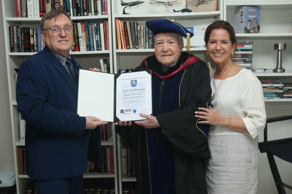 El escritor panameño David Richardson recibe doctorado por su aporte a la historiografía de la Segunda Guerra Mundial