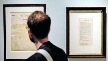 Subastan texto de enmienda firmada por LincolN
