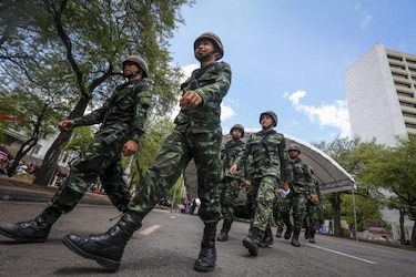 Líder militar Tailandia asume gobierno y prohíbe viajar a políticos