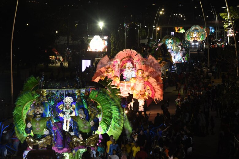 Reinas del carnaval 2023 desfilan en la cinta costera