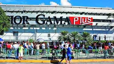 Largas filas regresan a comercios de Venezuela