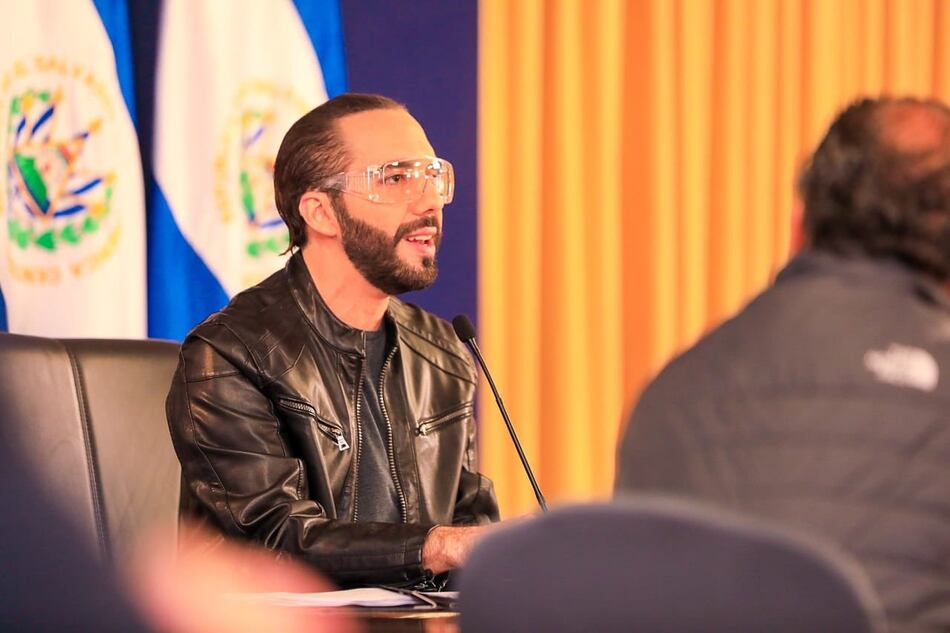 El Salvador vacunará a los maestros antes de reabrir escuelas en abril