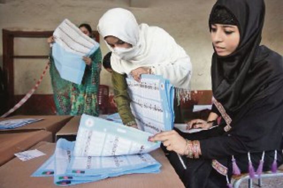 Afganistán cuenta votos