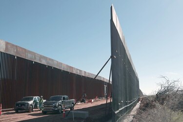 Trump construye un muro negro en la frontera con México