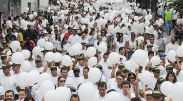 Colombianos marchan para exigir paz; Álvaro Uribe propone acuerdo