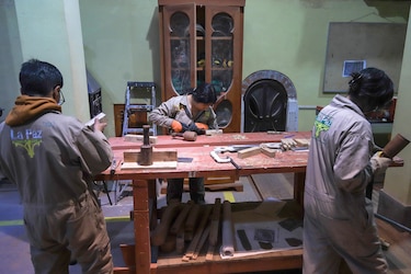 Una nueva generación de restauradores se forma para proteger el patrimonio de Bolivia