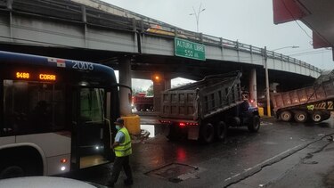 Policía detiene a más de 25 camioneros tras cierres de vías que paralizaron la capital y el sector oeste